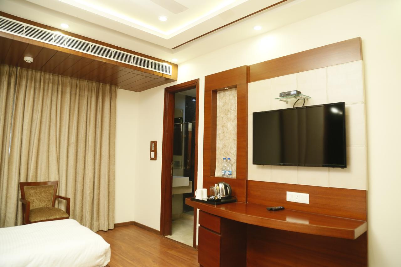Hotel Grand Ffour Neu-Delhi Exterior foto