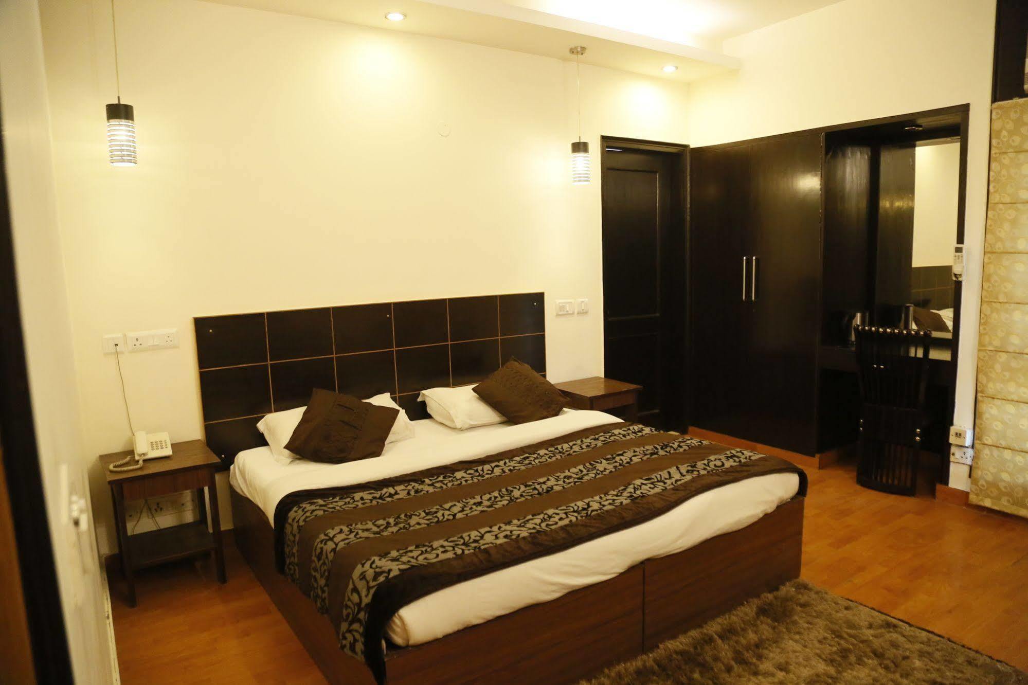 Hotel Grand Ffour Neu-Delhi Exterior foto