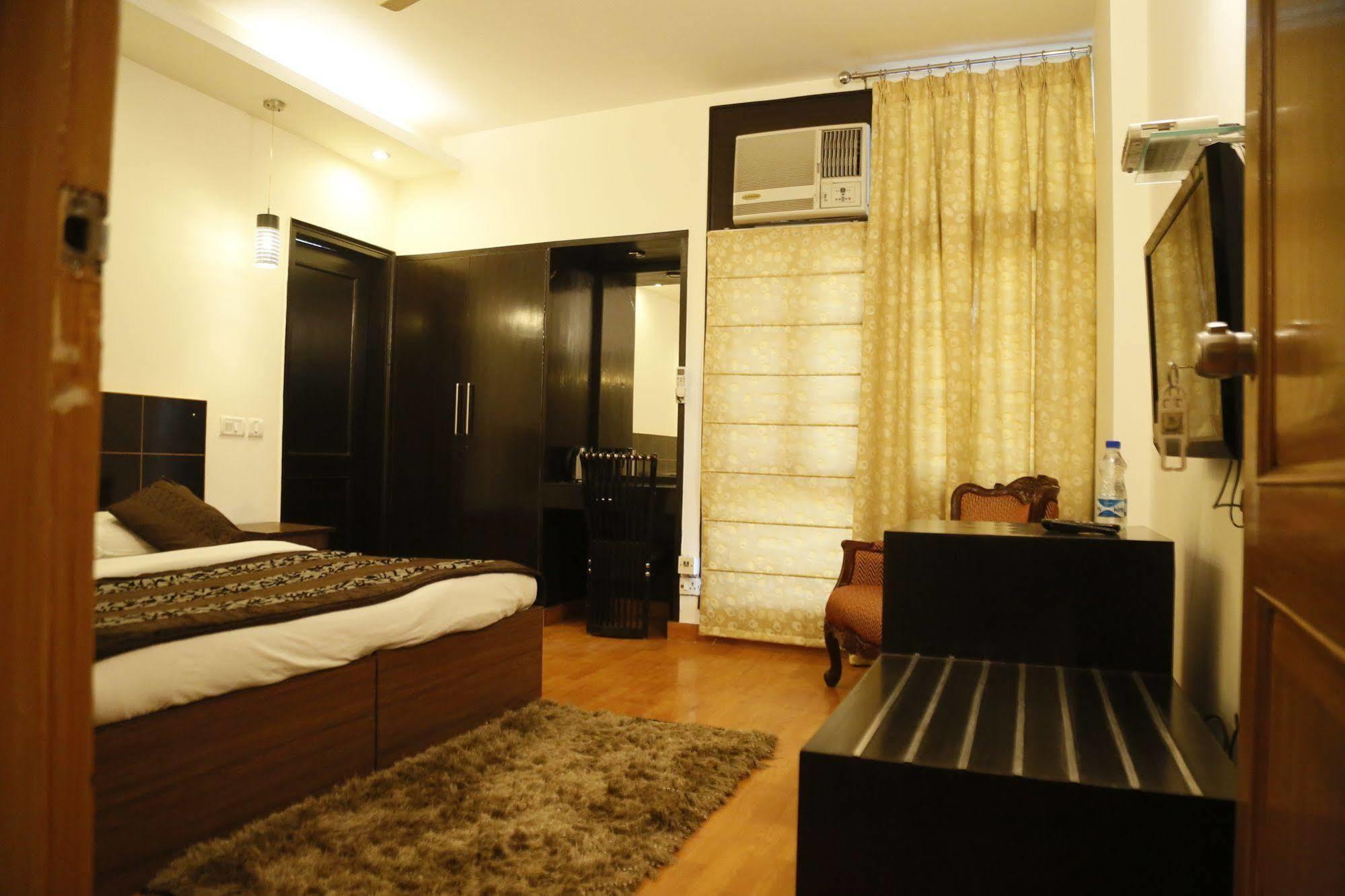 Hotel Grand Ffour Neu-Delhi Exterior foto