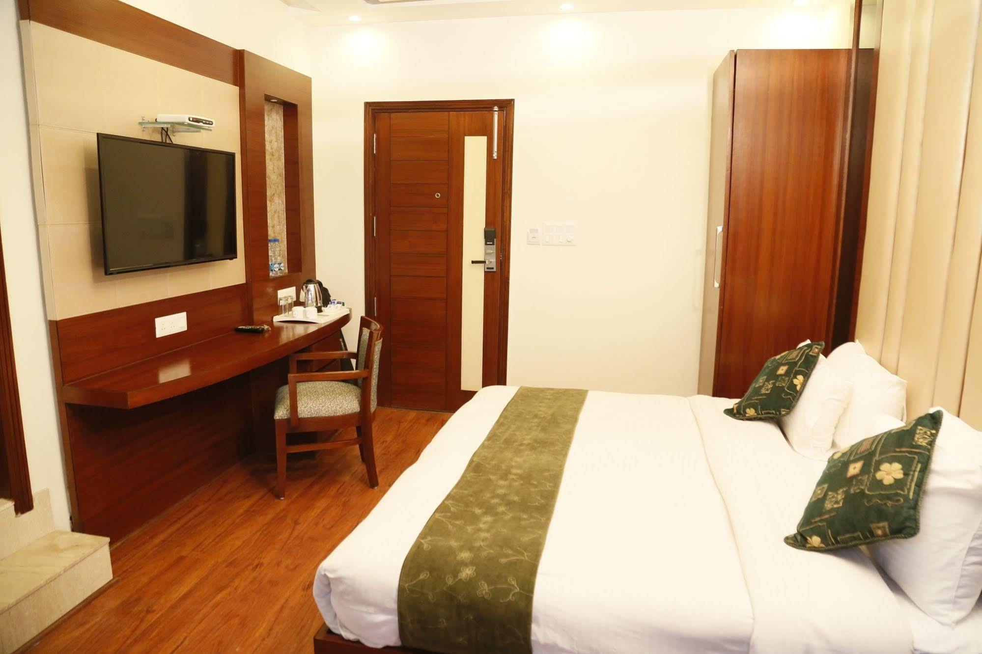 Hotel Grand Ffour Neu-Delhi Exterior foto