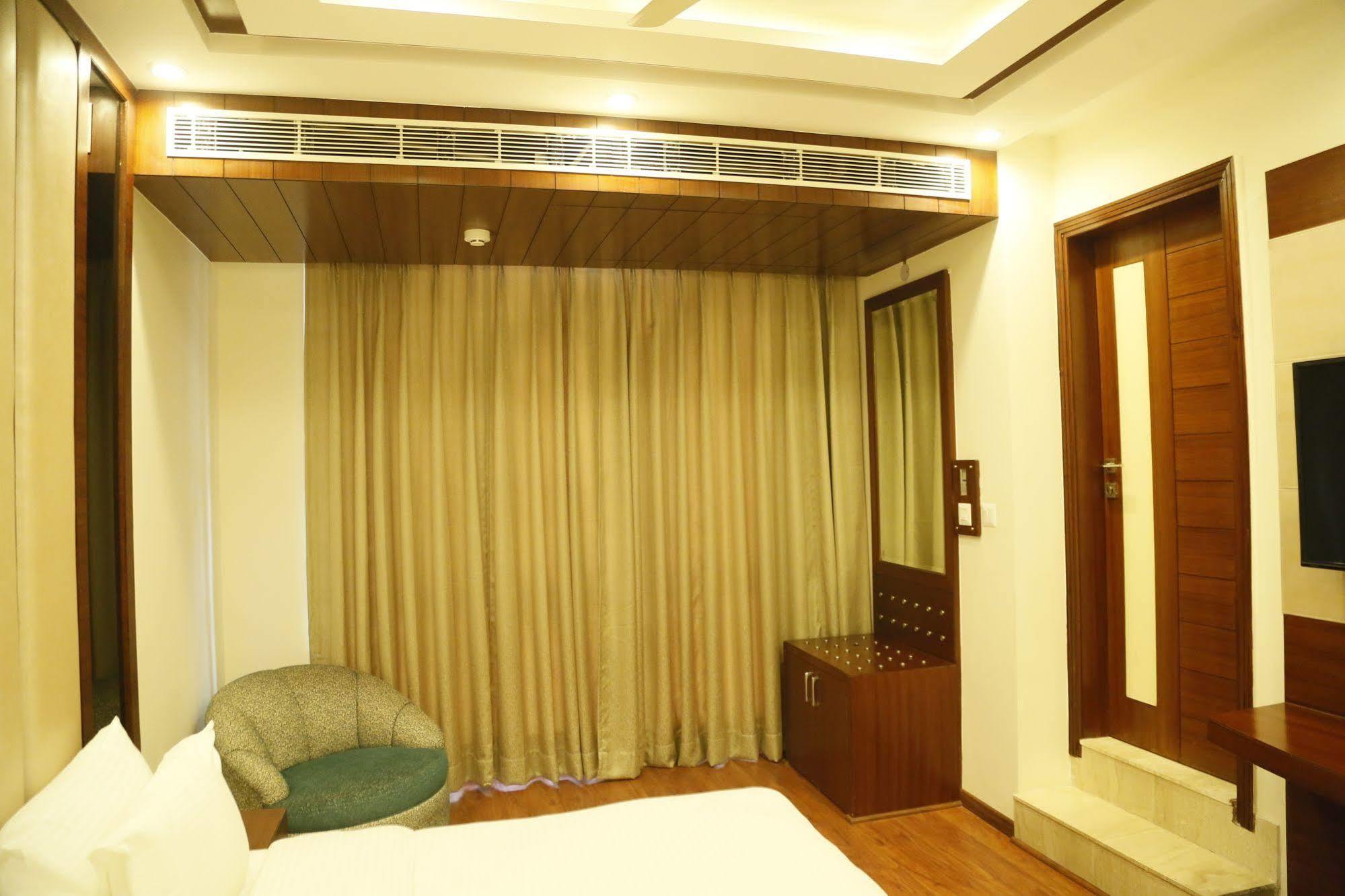 Hotel Grand Ffour Neu-Delhi Exterior foto