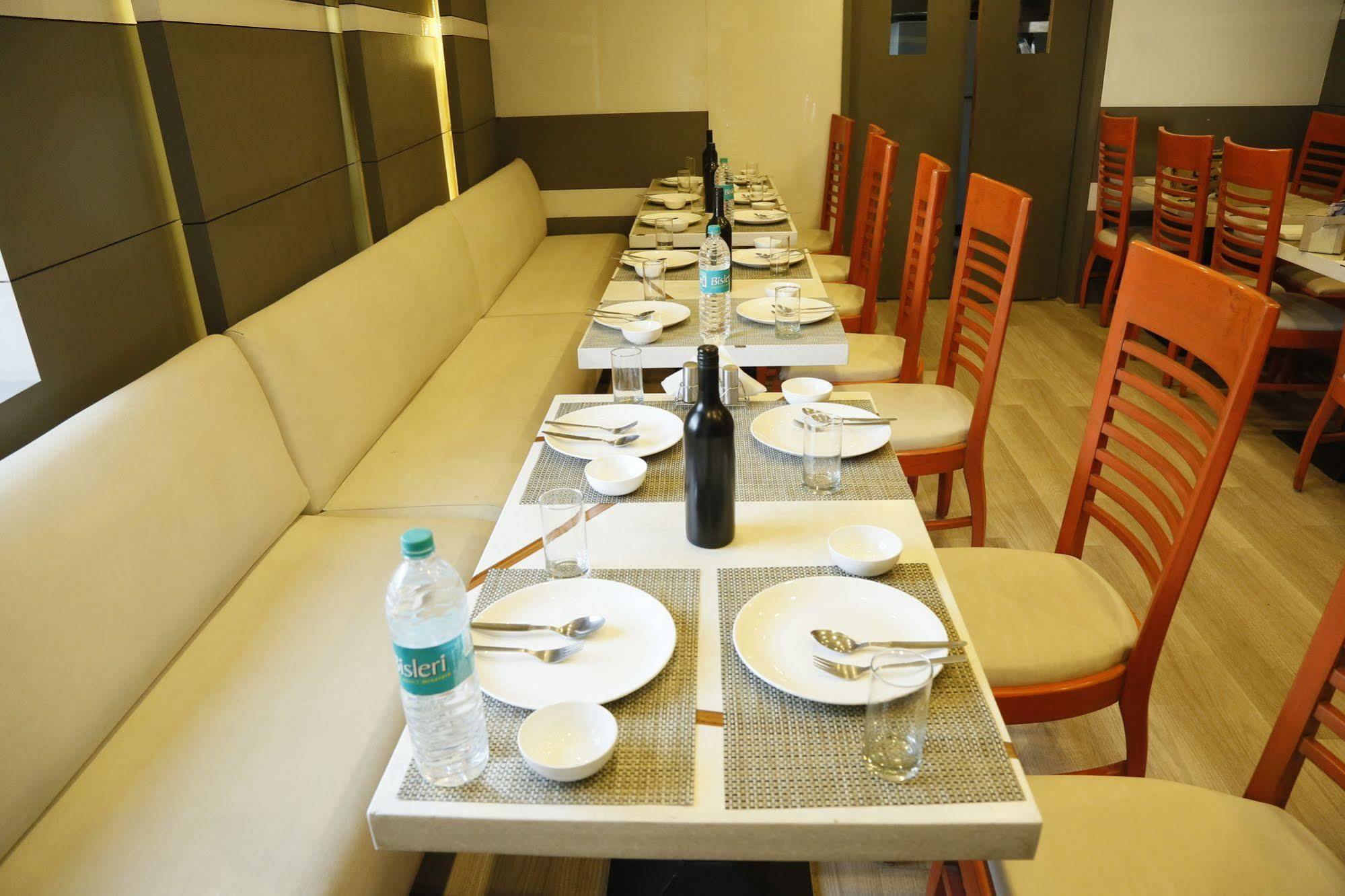 Hotel Grand Ffour Neu-Delhi Exterior foto